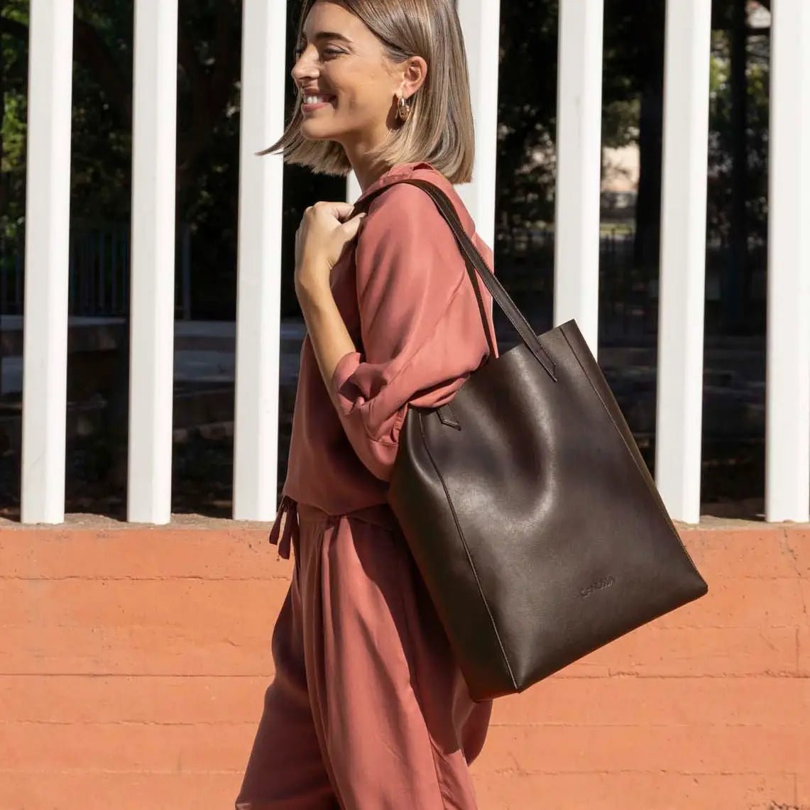 Bolso tote Lite — Vegano en tono marrón oscuro — ROUCLÊ Maison Contemporaine