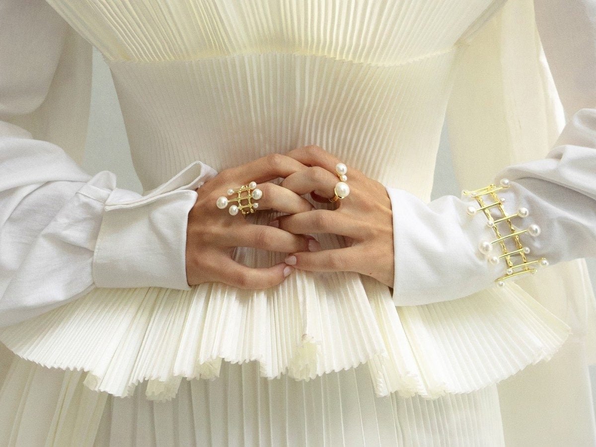 Brazalete CROWN — perlas naturales en plata 925 bañada en oro 18K — ROUCLÊ Maison Contemporaine