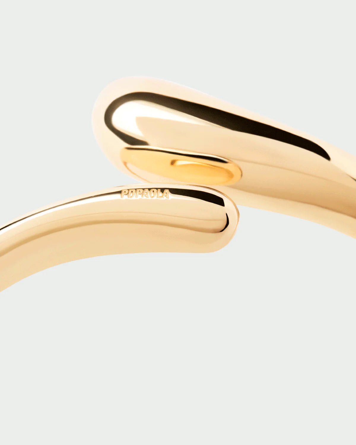 Brazalete Orbit — Diseño abierto en dorado escultórico — ROUCLÊ Maison Contemporaine