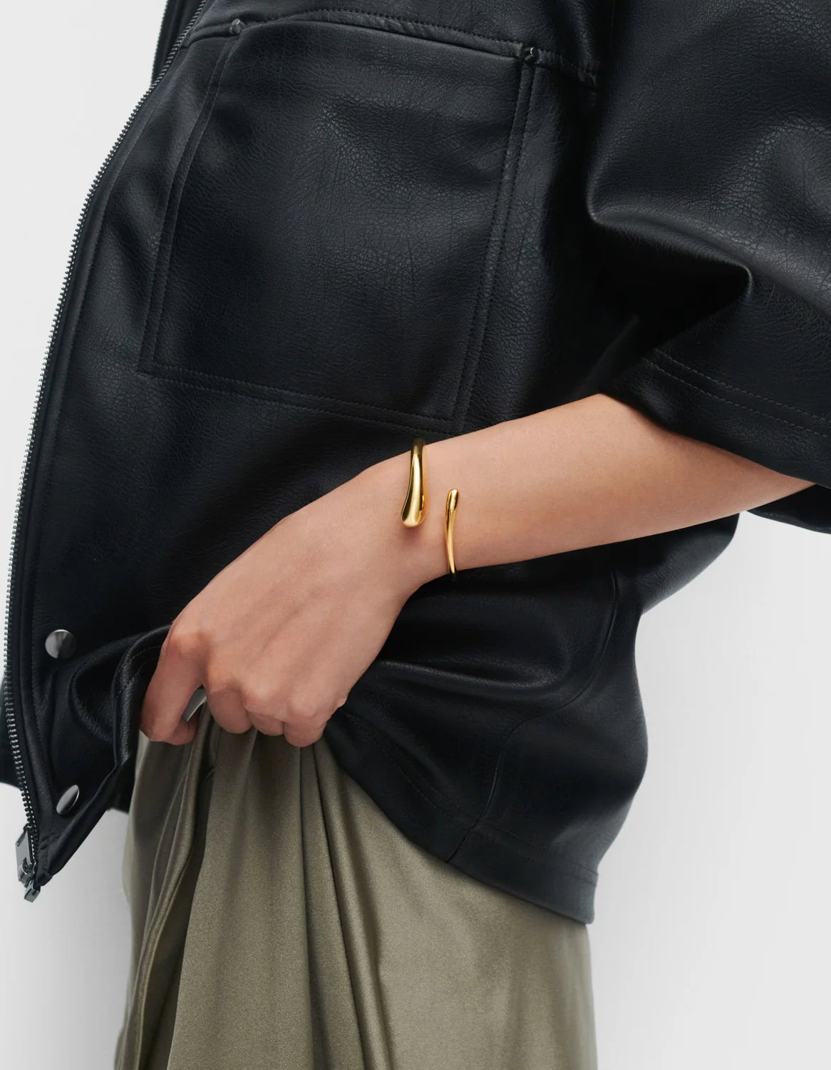 Brazalete Orbit — Diseño abierto en dorado escultórico — ROUCLÊ Maison Contemporaine