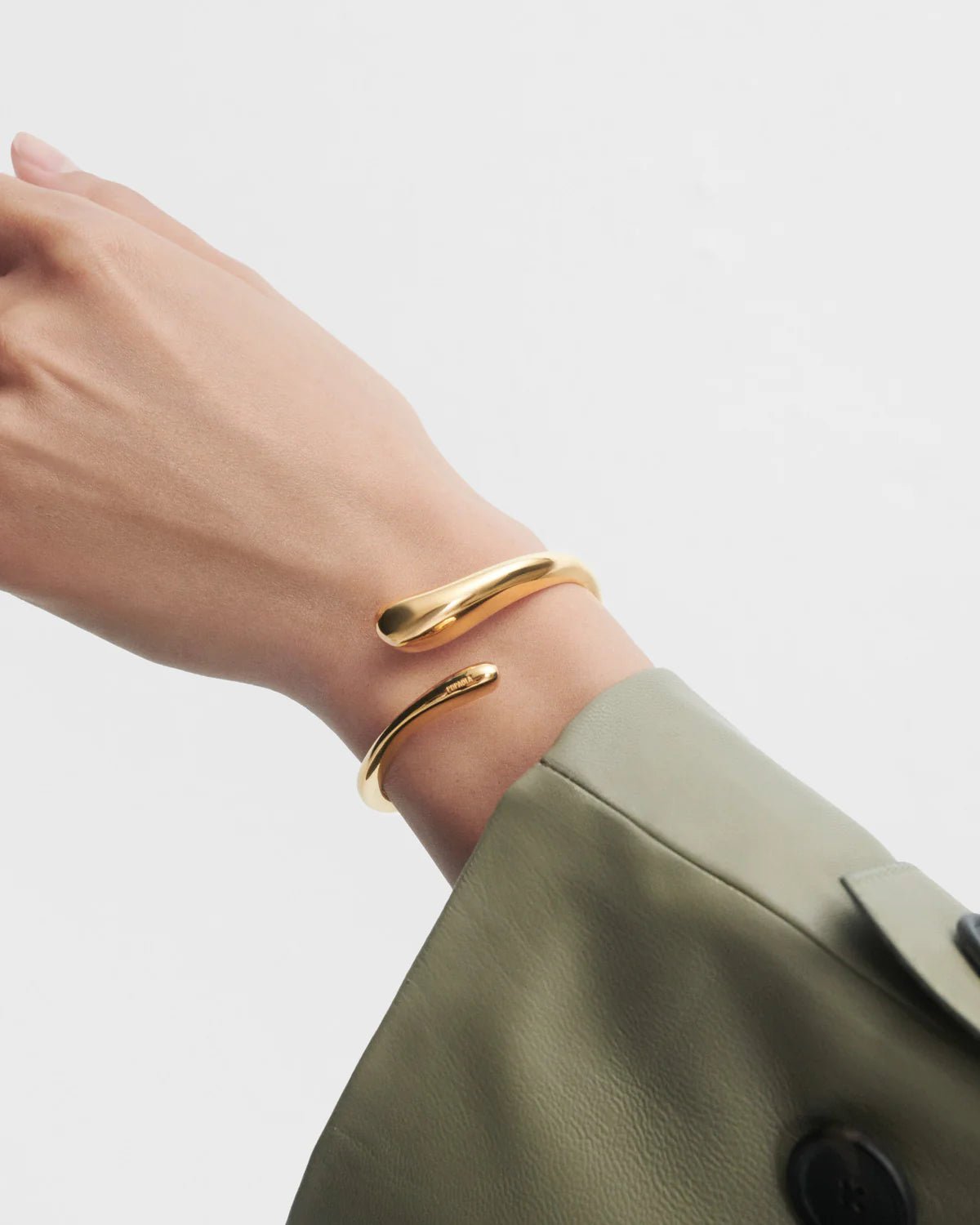 Brazalete Orbit — Diseño abierto en dorado escultórico — ROUCLÊ Maison Contemporaine
