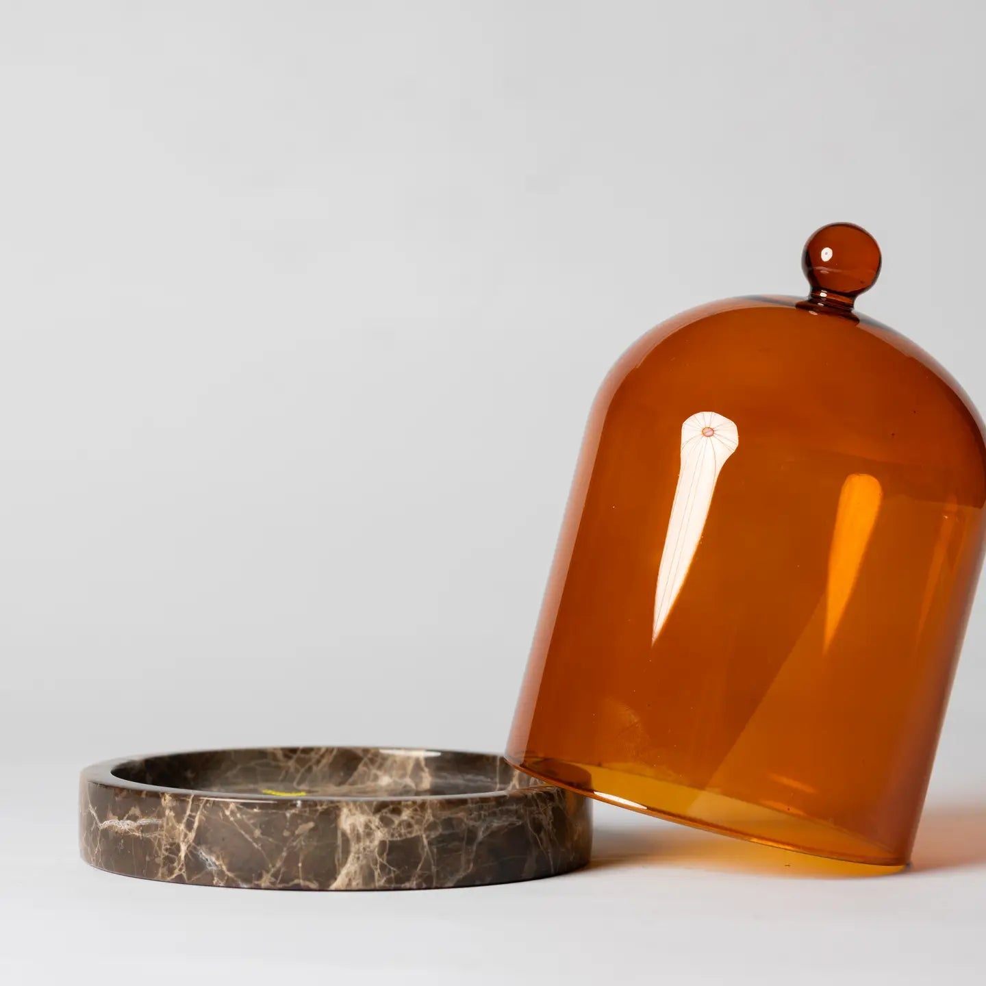 Campana de ámbar con base de mármol — Poured New York — ROUCLÊ Maison Contemporaine