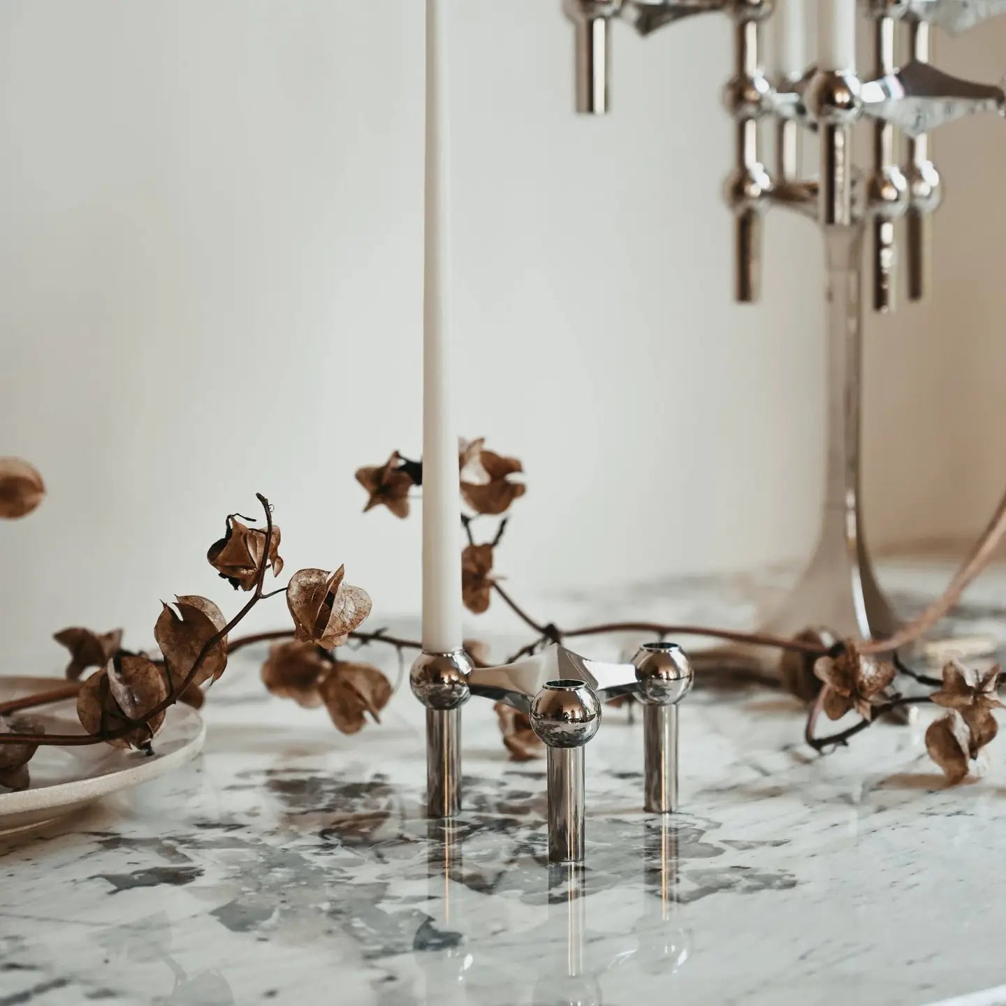 Candelabro STOFF Nagel — Cromo escultural — ROUCLÊ Maison Contemporaine