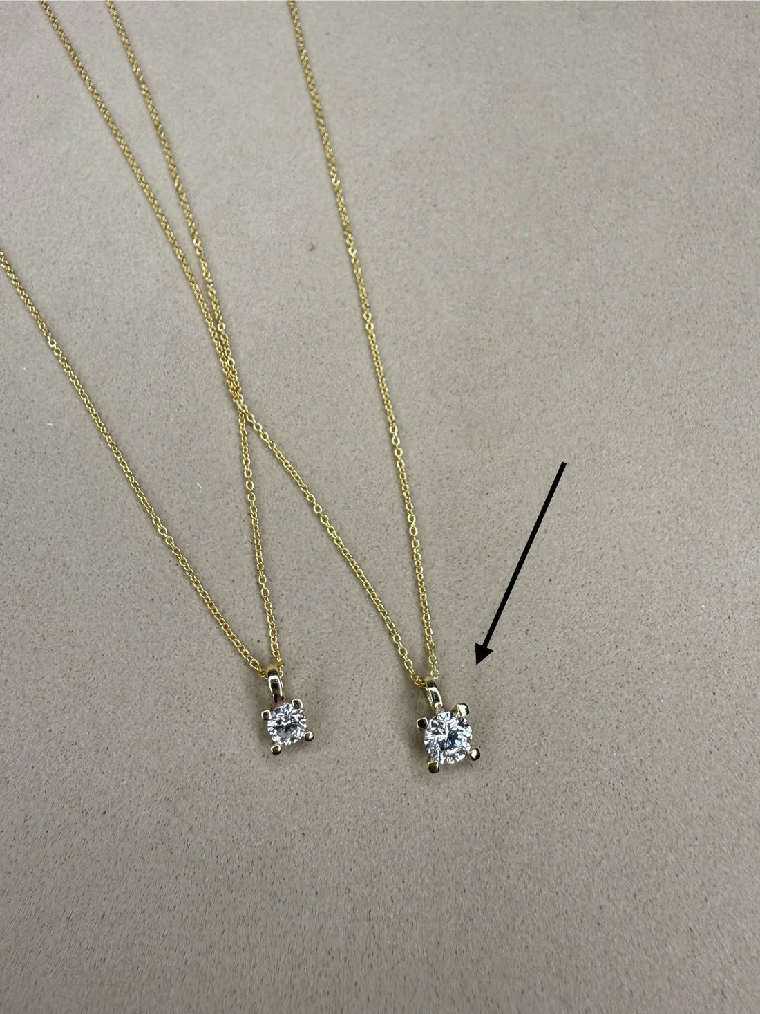 Collar Minimal — en oro 9K con diamante redondo de 5 mm (0.50ct) de lab — ROUCLÊ Maison Contemporaine