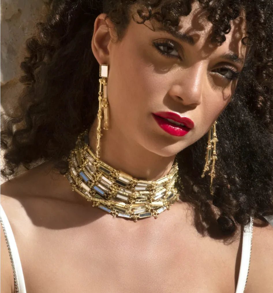 Collar tipo choker, dorado con esmalte blanco — ROUCLÊ Maison Contemporaine
