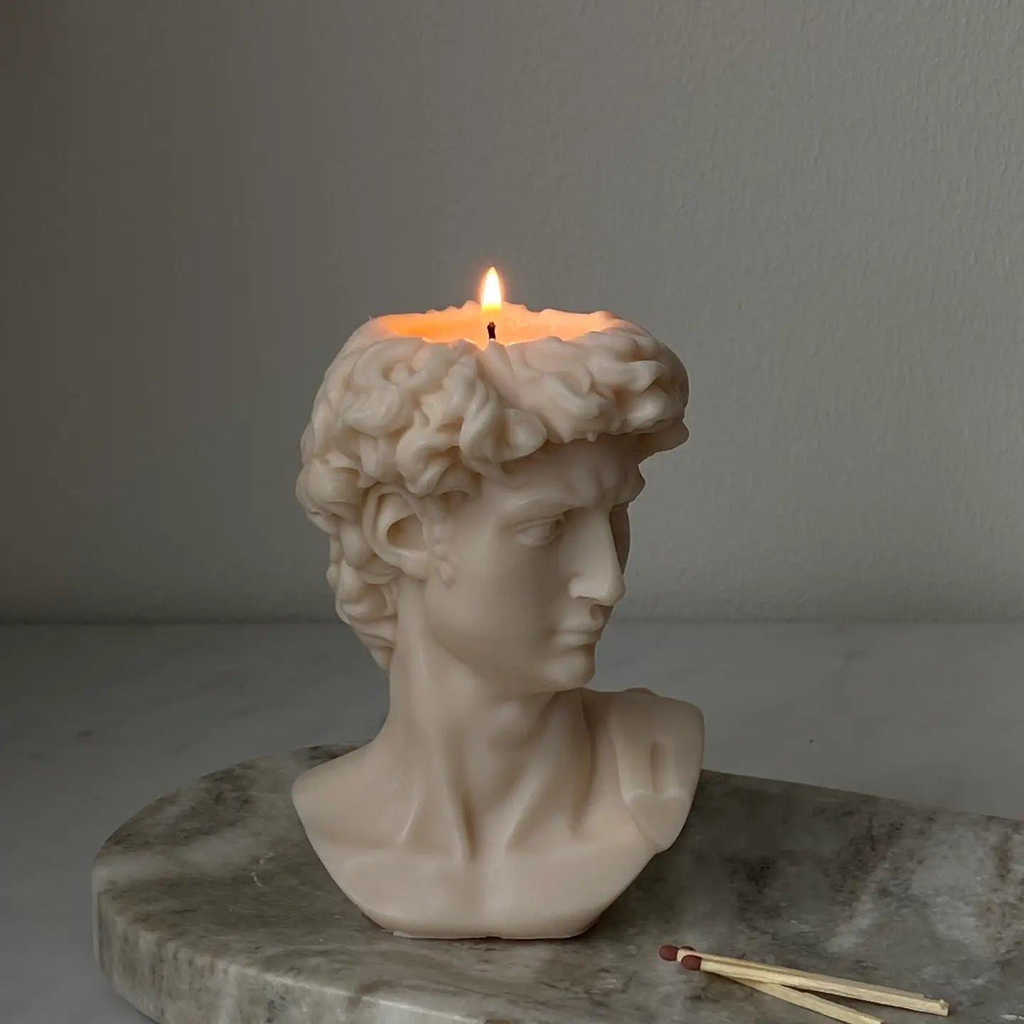 David — Vela escultórica en cera de soja vegana — ROUCLÊ Maison Contemporaine