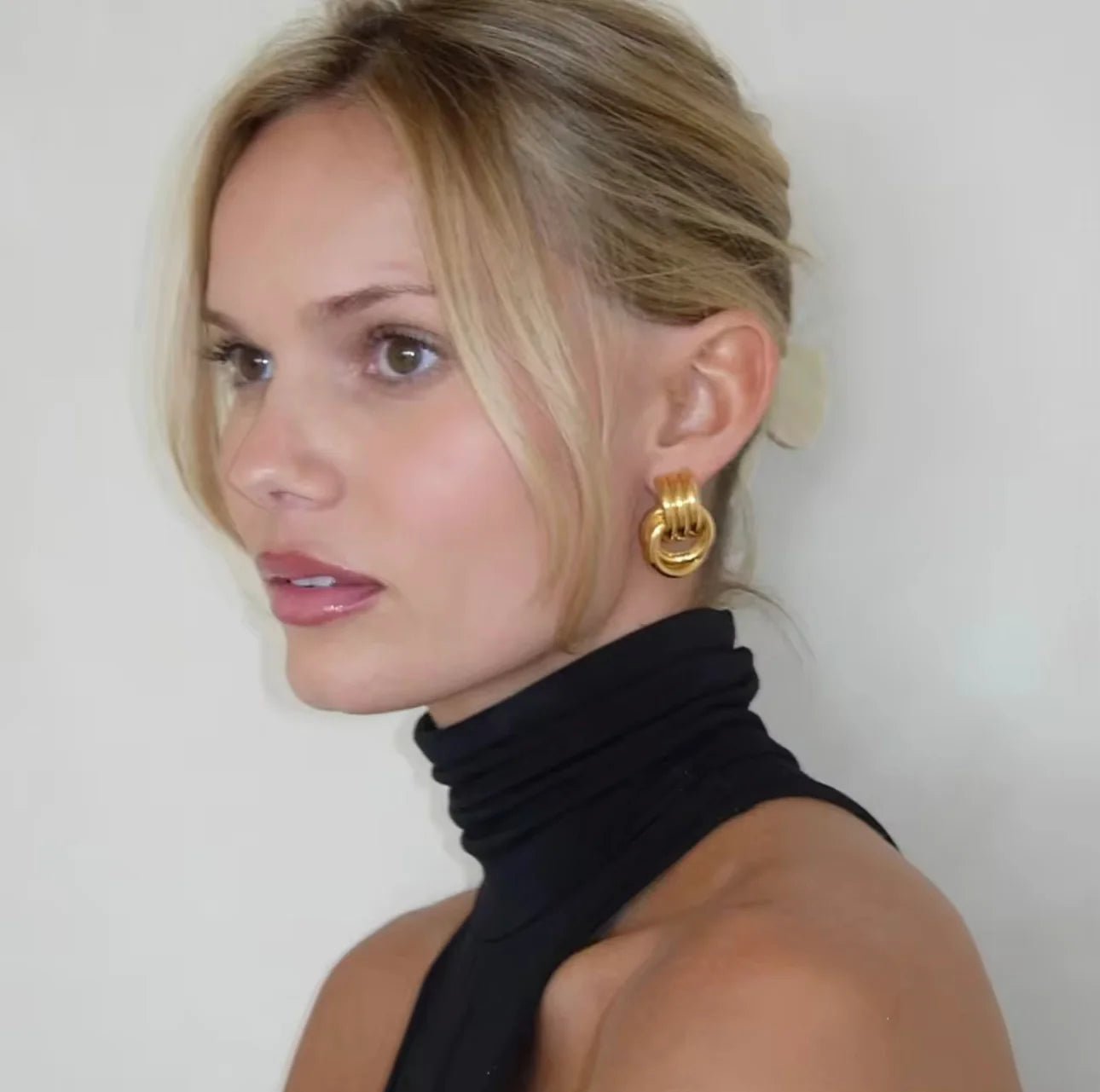 Knotted Hoops — Pendientes Bañados en Oro — ROUCLÊ Maison Contemporaine