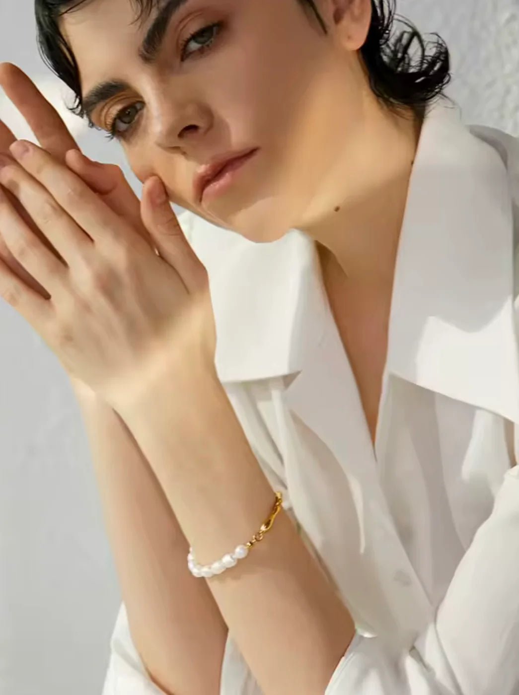 Low Tide — Brazalete de Perlas & Acero Bañado en Oro — ROUCLÊ Maison Contemporaine