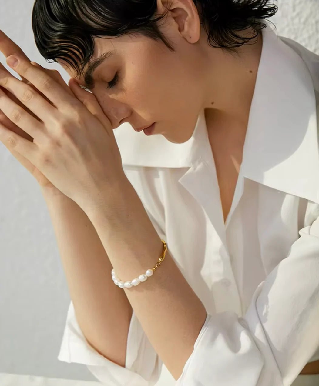 Low Tide — Brazalete de Perlas & Acero Bañado en Oro — ROUCLÊ Maison Contemporaine