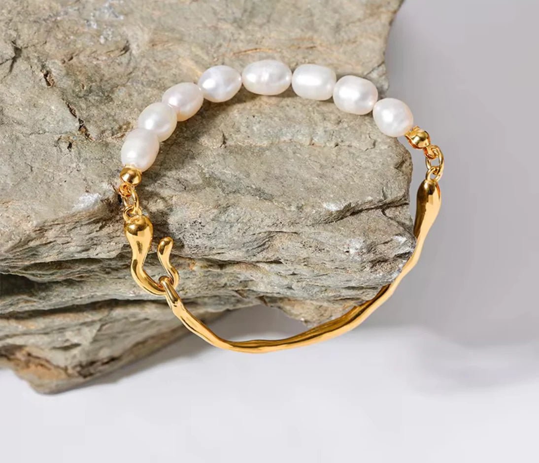 Low Tide — Brazalete de Perlas & Acero Bañado en Oro — ROUCLÊ Maison Contemporaine
