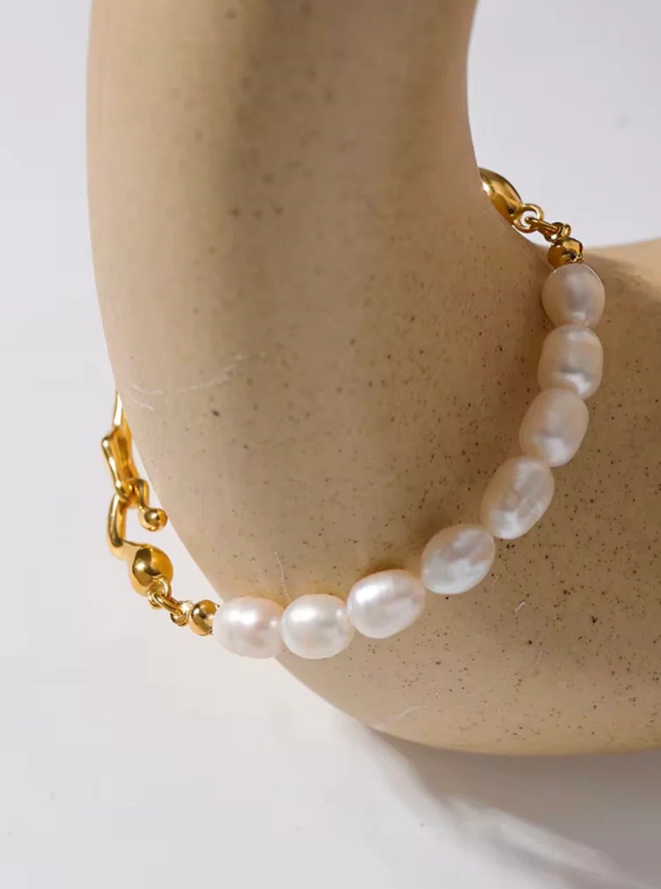Low Tide — Brazalete de Perlas & Acero Bañado en Oro — ROUCLÊ Maison Contemporaine
