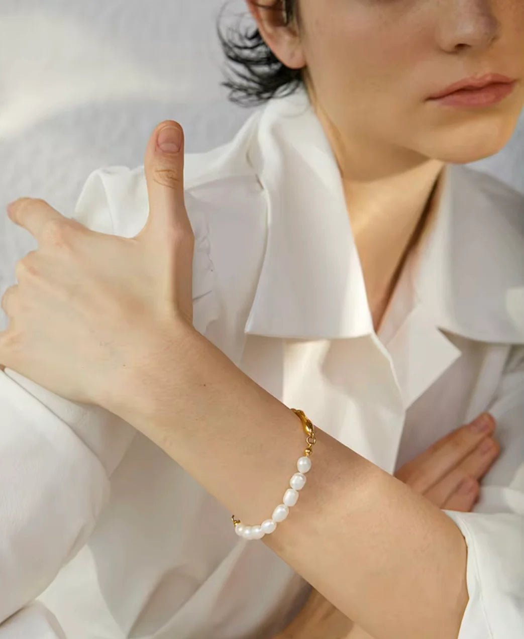 Low Tide — Brazalete de Perlas & Acero Bañado en Oro — ROUCLÊ Maison Contemporaine