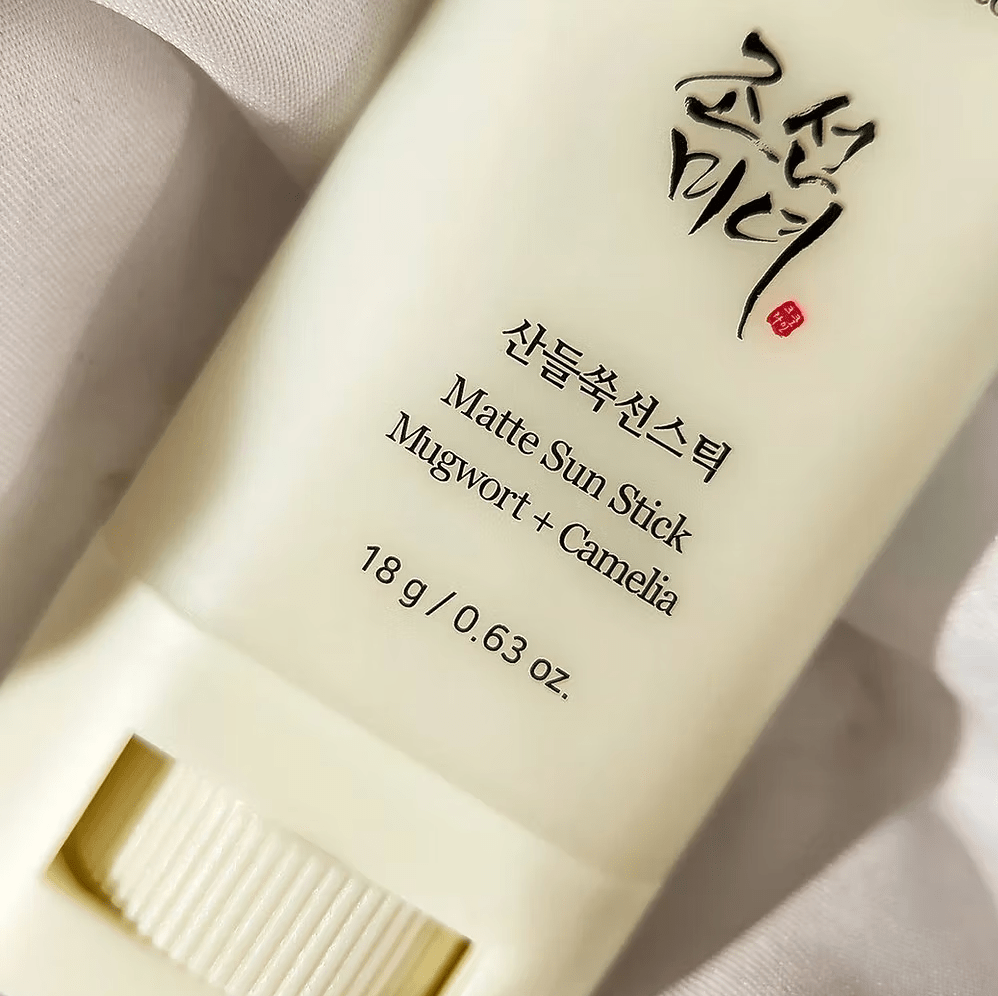 Matte Sun Stick — Artemisa y Camelia. Protección solar sofisticada y sin brillos (18 g) — ROUCLÊ Maison Contemporaine