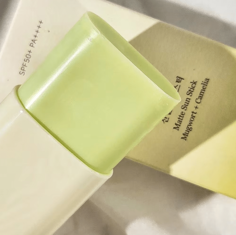 Matte Sun Stick — Artemisa y Camelia. Protección solar sofisticada y sin brillos (18 g) — ROUCLÊ Maison Contemporaine