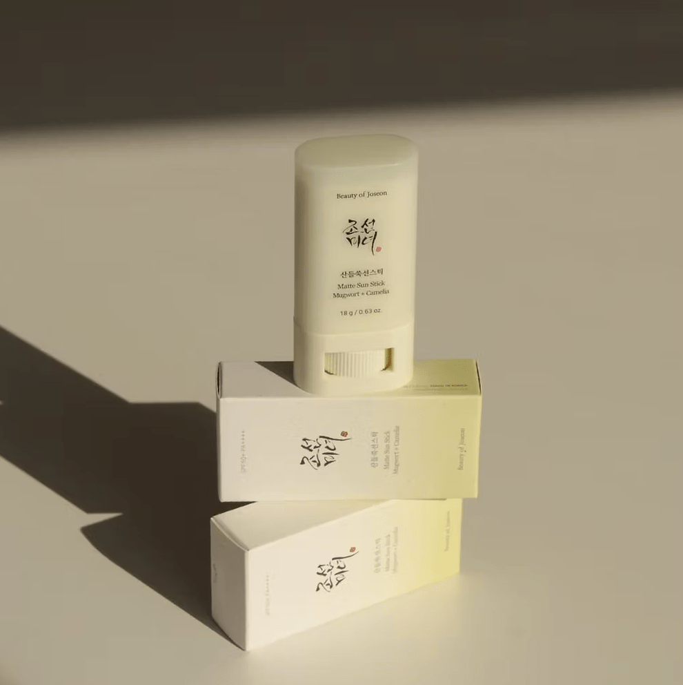 Matte Sun Stick — Artemisa y Camelia. Protección solar sofisticada y sin brillos (18 g) — ROUCLÊ Maison Contemporaine