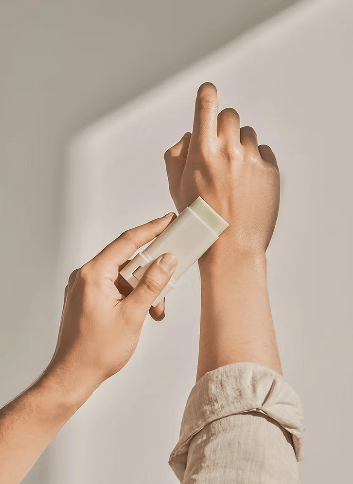Matte Sun Stick — Artemisa y Camelia. Protección solar sofisticada y sin brillos (18 g) — ROUCLÊ Maison Contemporaine