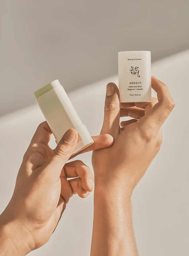 Matte Sun Stick — Artemisa y Camelia. Protección solar sofisticada y sin brillos (18 g) — ROUCLÊ Maison Contemporaine