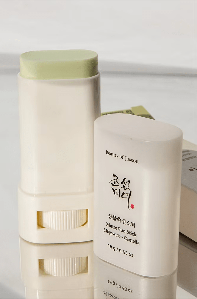 Matte Sun Stick — Artemisa y Camelia. Protección solar sofisticada y sin brillos (18 g) — ROUCLÊ Maison Contemporaine