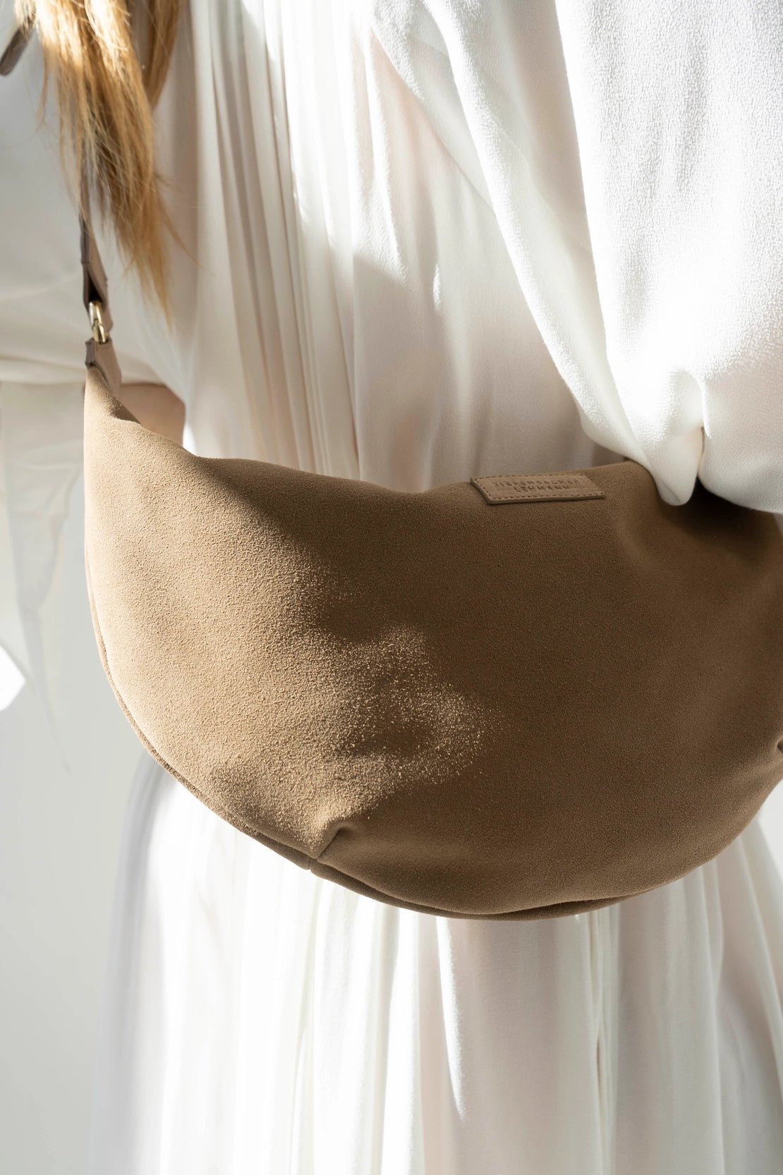 Moon Bag — Mousse de moca con anillo acrílico — ROUCLÊ Maison Contemporaine