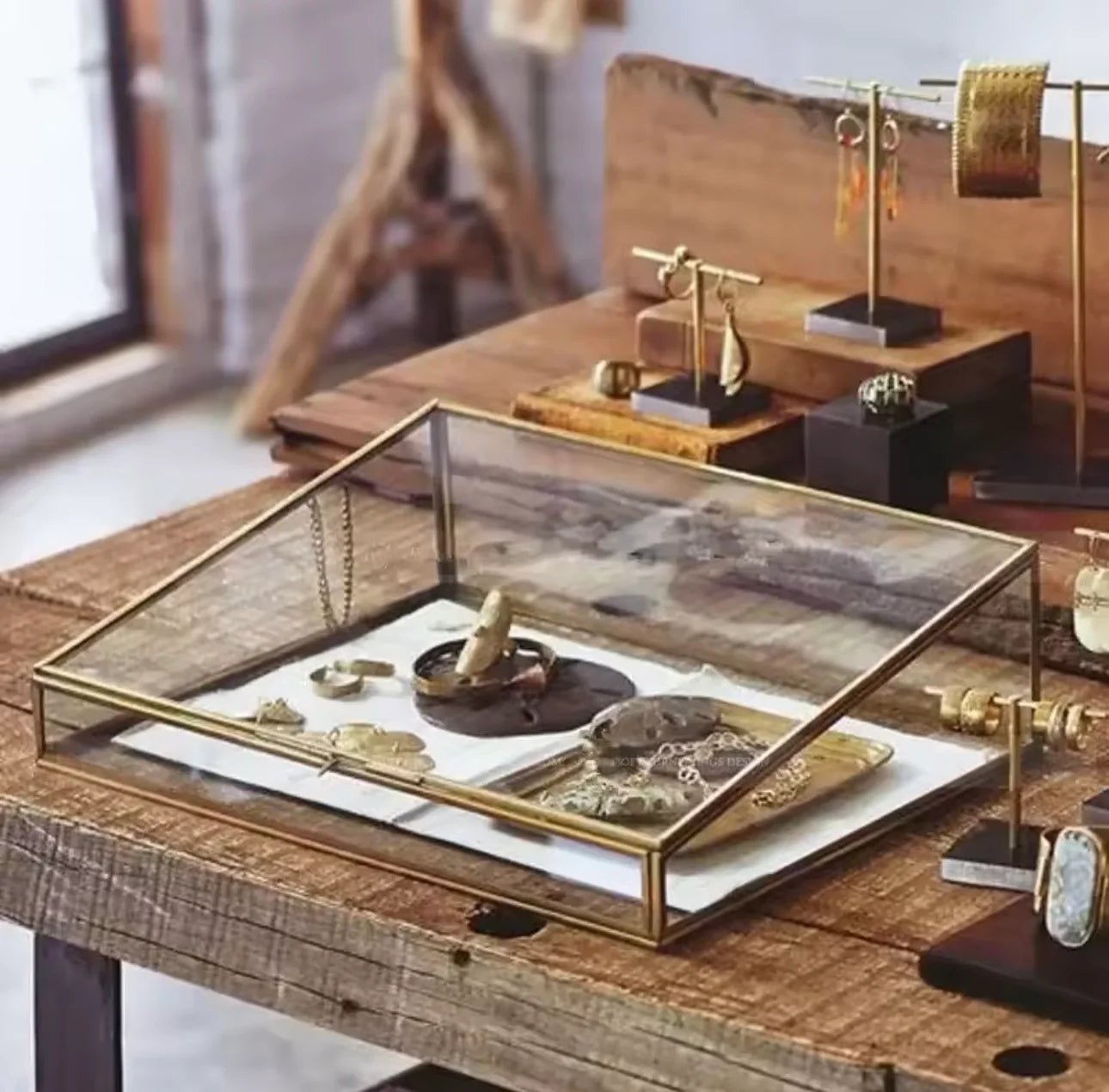Myth Display Case — Vitrina Inclinada Grande — ROUCLÊ Maison Contemporaine