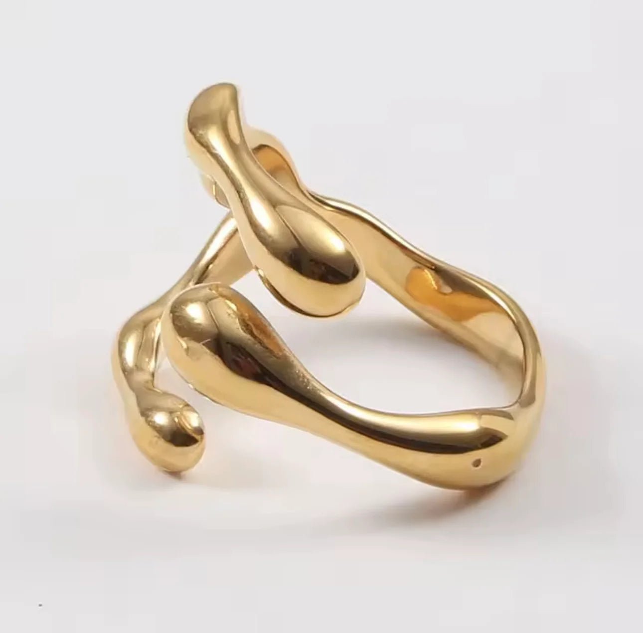Mythos Flow — Anillo Escultural Dorado — ROUCLÊ Maison Contemporaine