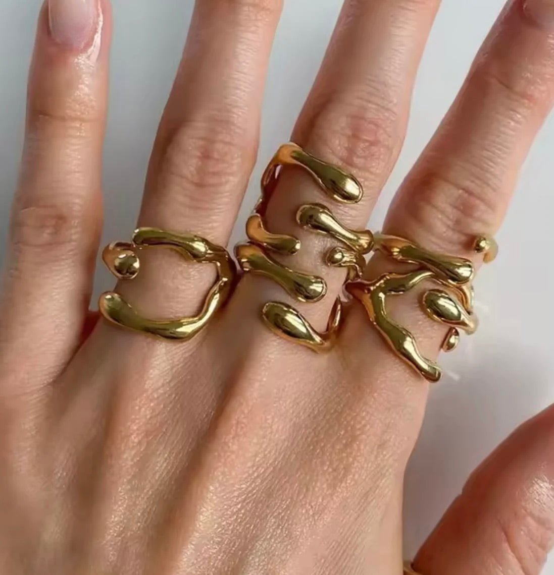 Mythos Flow — Anillo Escultural Dorado — ROUCLÊ Maison Contemporaine