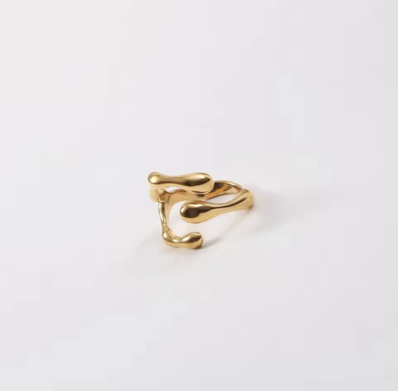 Mythos Flow — Anillo Escultural Dorado — ROUCLÊ Maison Contemporaine