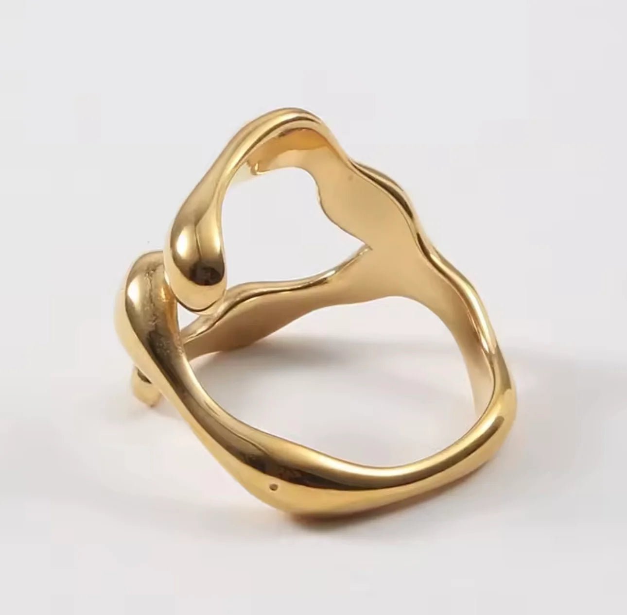 Mythos Flow — Anillo Escultural Dorado — ROUCLÊ Maison Contemporaine