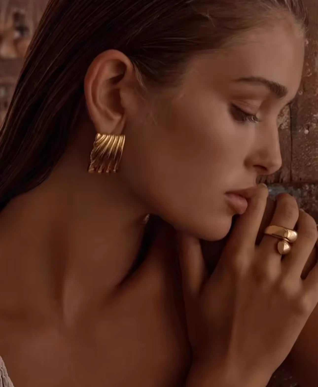 Nereid Fold — Pendientes Esculturales Bañados en Oro — ROUCLÊ Maison Contemporaine
