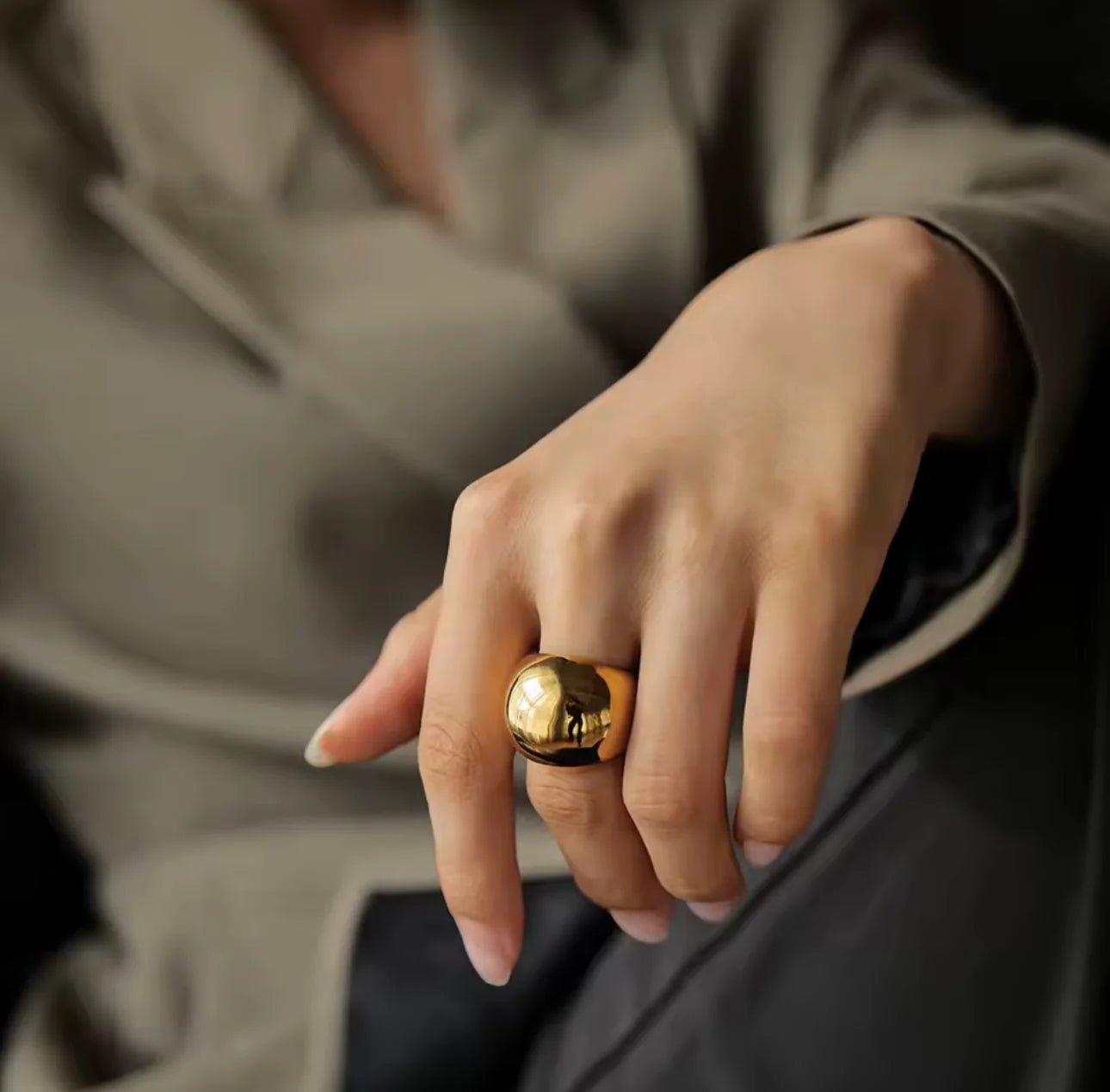 Orb — Anillo Escultural Bañado en Oro — ROUCLÊ Maison Contemporaine
