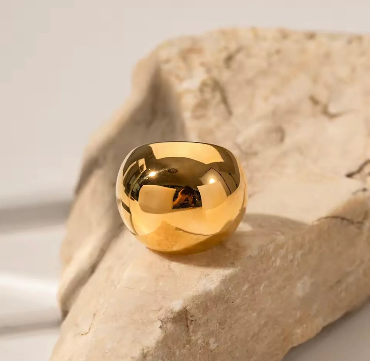 Orb — Anillo Escultural Bañado en Oro — ROUCLÊ Maison Contemporaine
