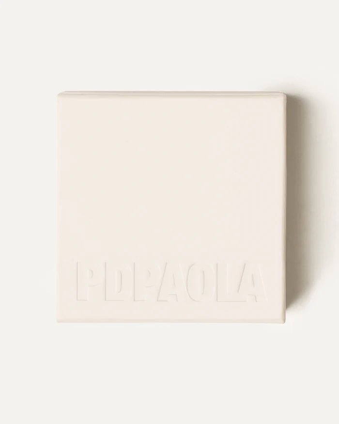 Estuche de la marca PDPAOLA con logotipo en relieve, en presentación de joyería elegante.