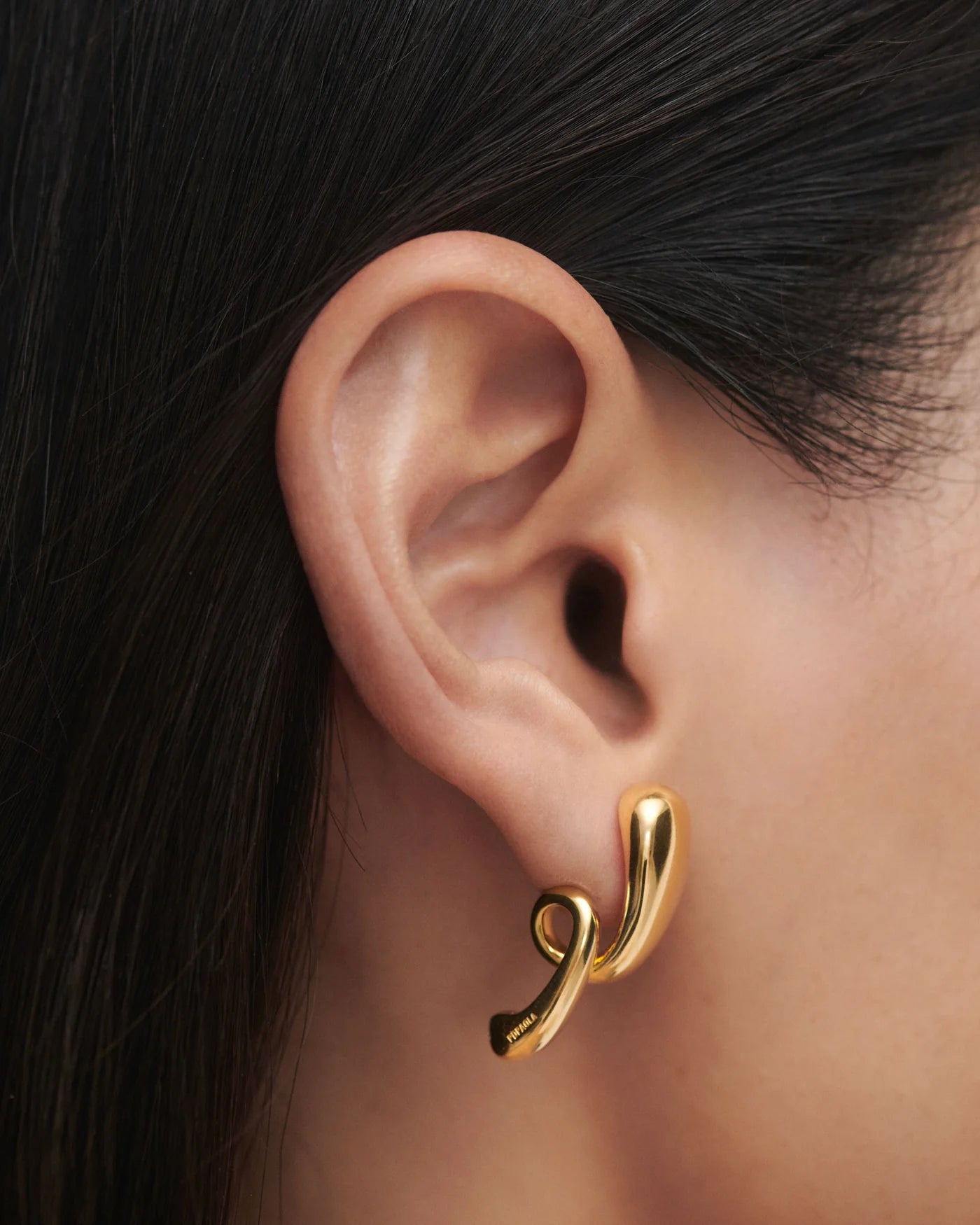 Pendientes Orbit — Plata de ley con baño de oro y diseño escultural en espiral — ROUCLÊ Maison Contemporaine