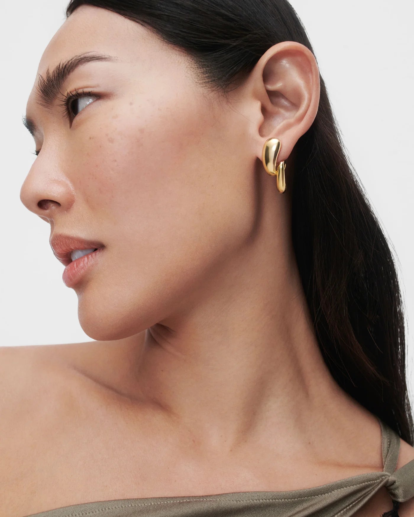 Pendientes Orbit — Plata de ley con baño de oro y diseño escultural en espiral — ROUCLÊ Maison Contemporaine
