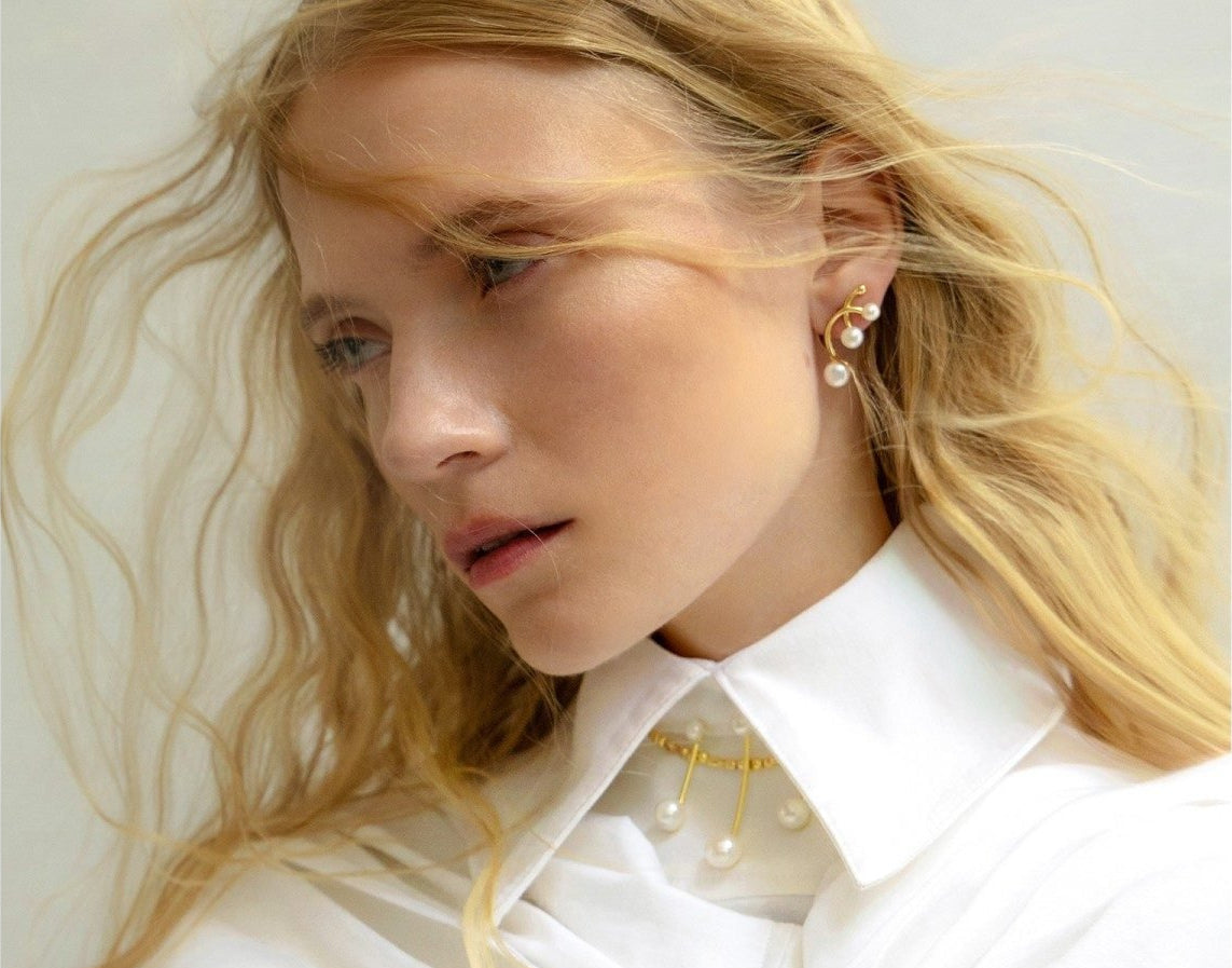 Pendientes trepadores con perlas — Plata bañada en oro 18 kt — ROUCLÊ Maison Contemporaine