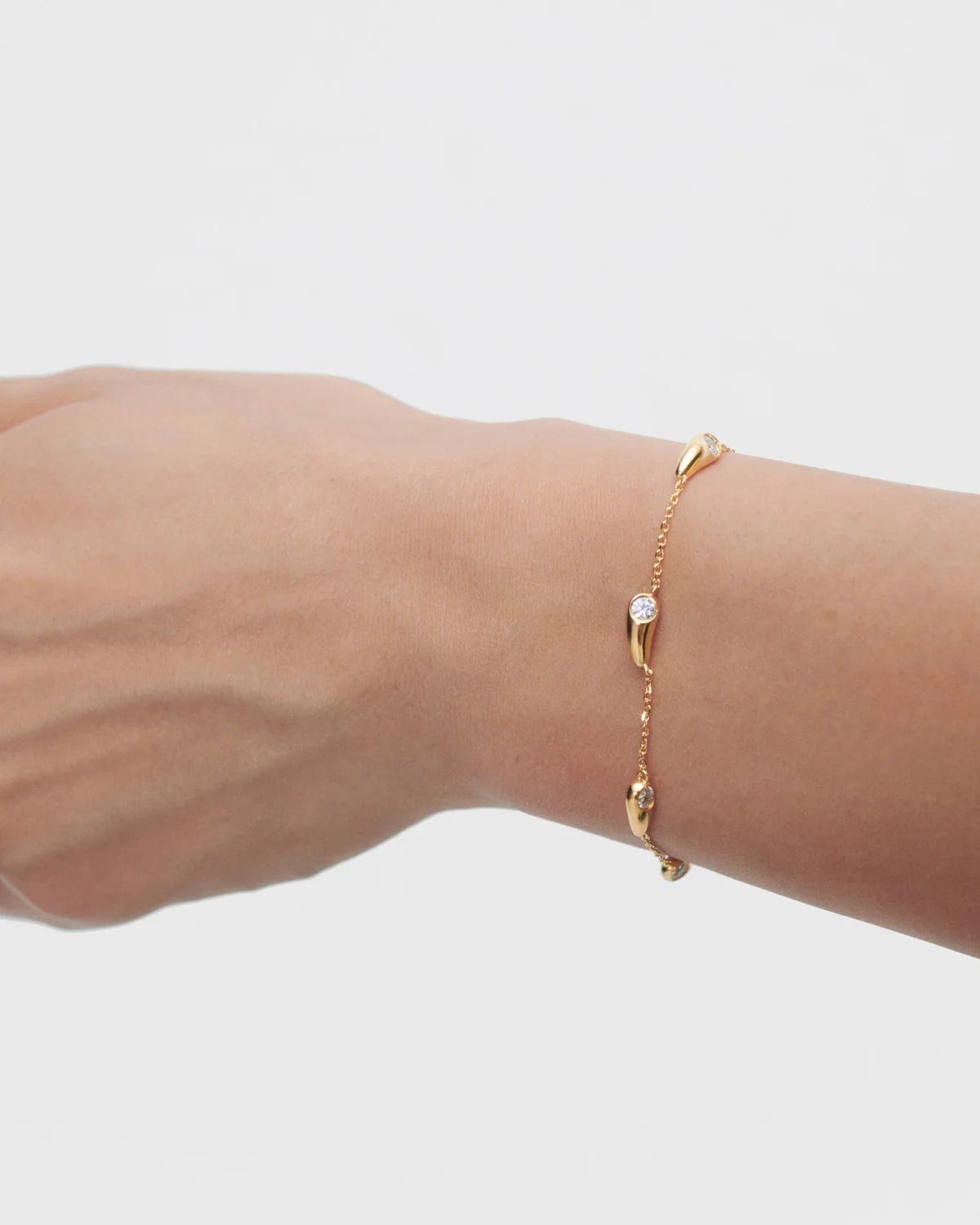 Pulsera Becca — Gotas con circonitas blancas — ROUCLÊ Maison Contemporaine
