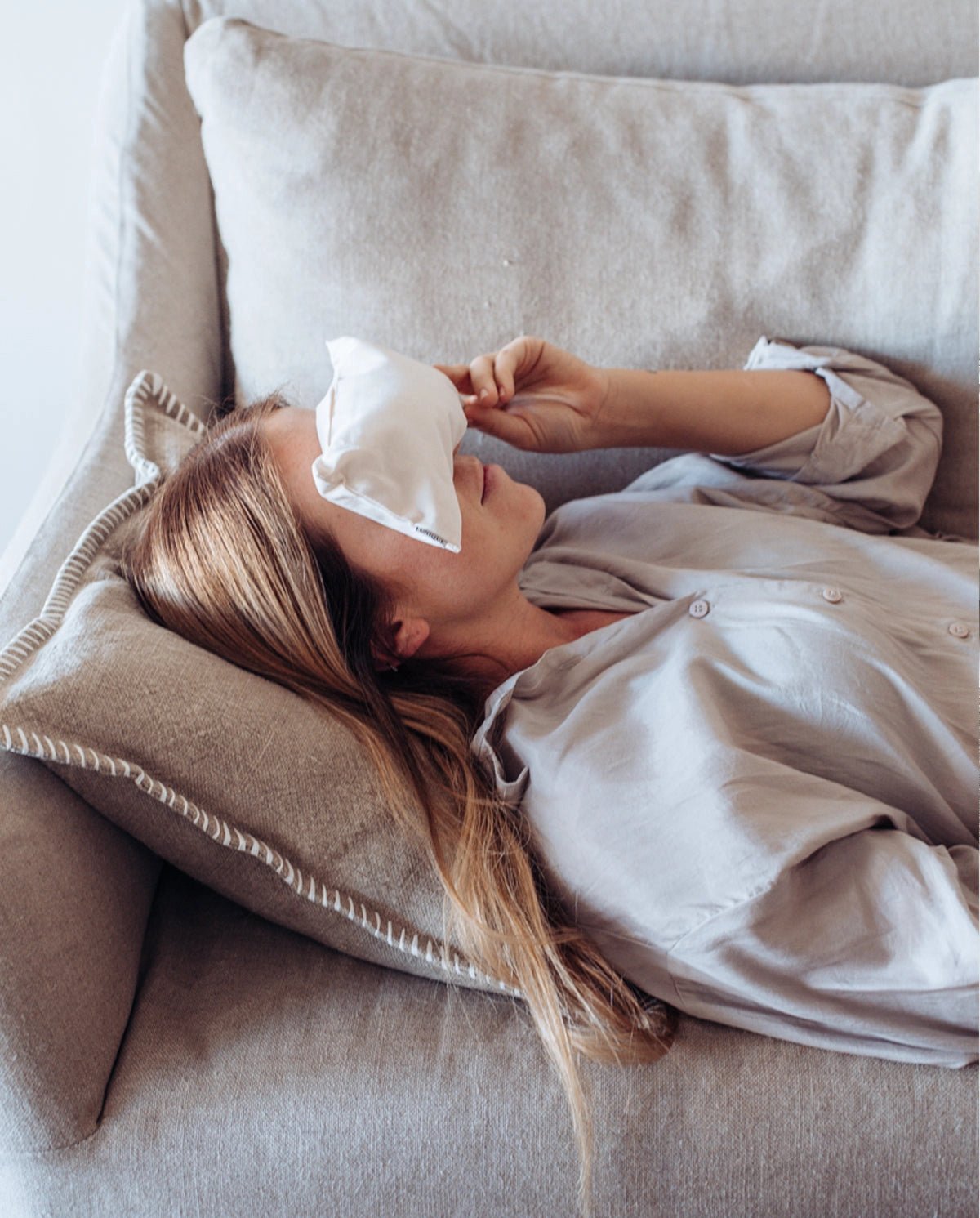 Set de autocuidado | rayas — Kit de relajación con kimono, almohada de lavanda y vela artesanal — ROUCLÊ Maison Contemporaine