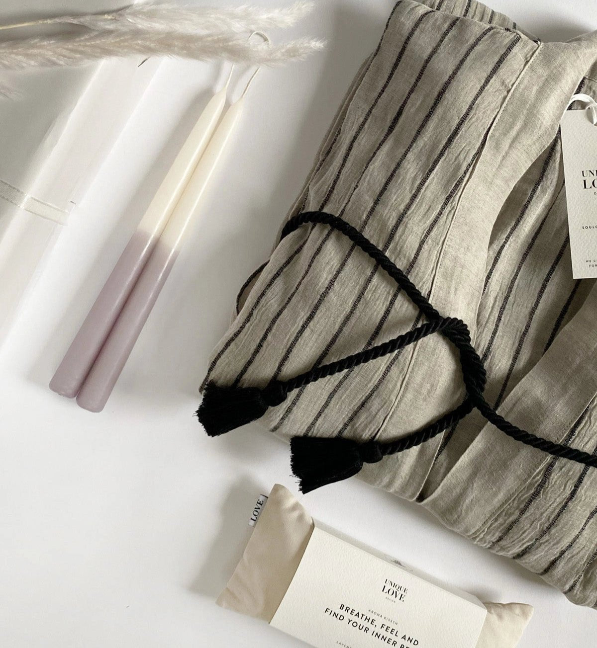 Set de autocuidado | rayas — Kit de relajación con kimono, almohada de lavanda y vela artesanal — ROUCLÊ Maison Contemporaine