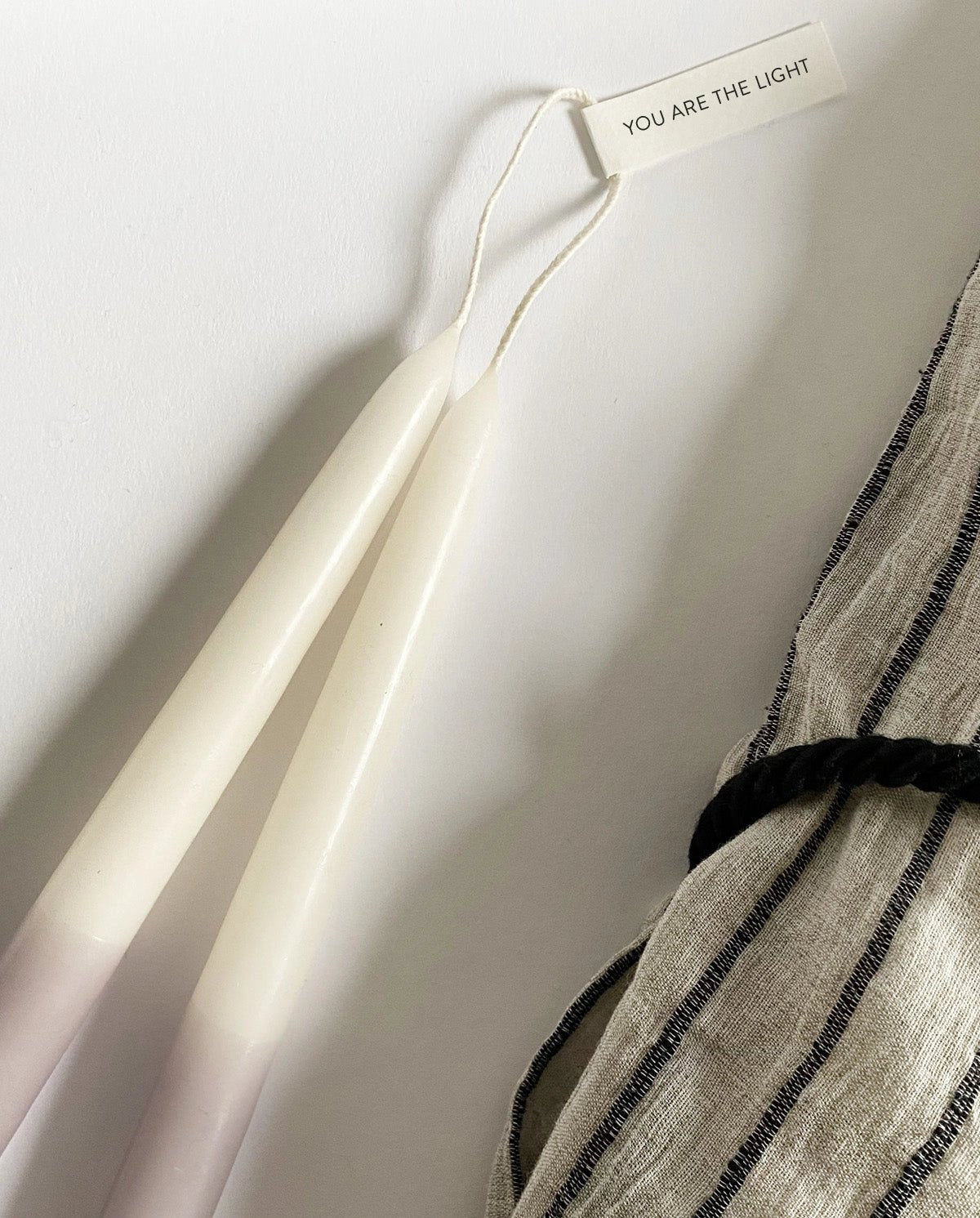 Set de autocuidado | rayas — Kit de relajación con kimono, almohada de lavanda y vela artesanal — ROUCLÊ Maison Contemporaine
