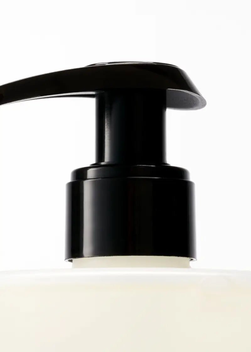 Suede — Hand Wash 450 ml, BYREDO — ROUCLÊ Maison Contemporaine
