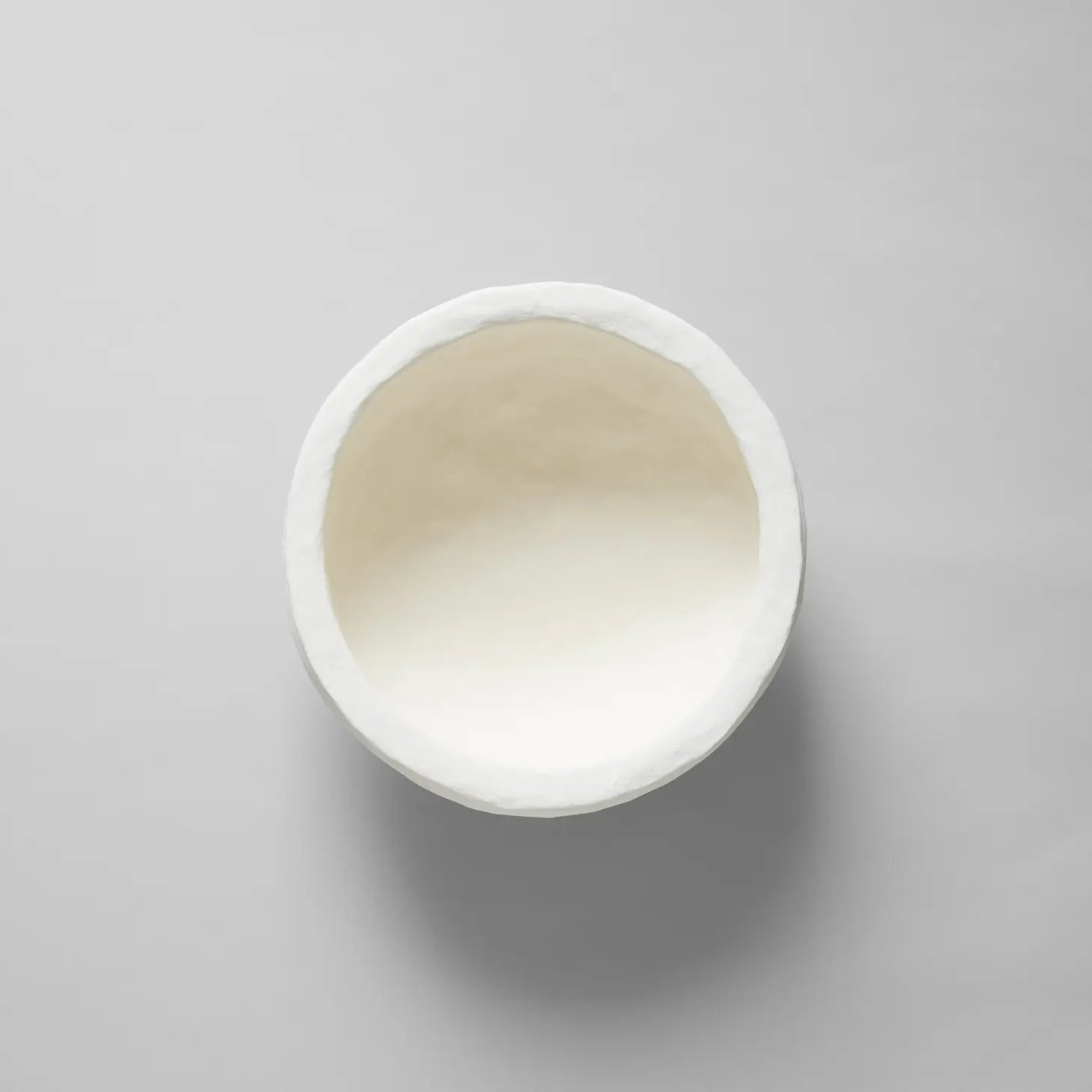 Tazón de papel maché — Escultura artesanal en blanco cálido — ROUCLÊ Maison Contemporaine