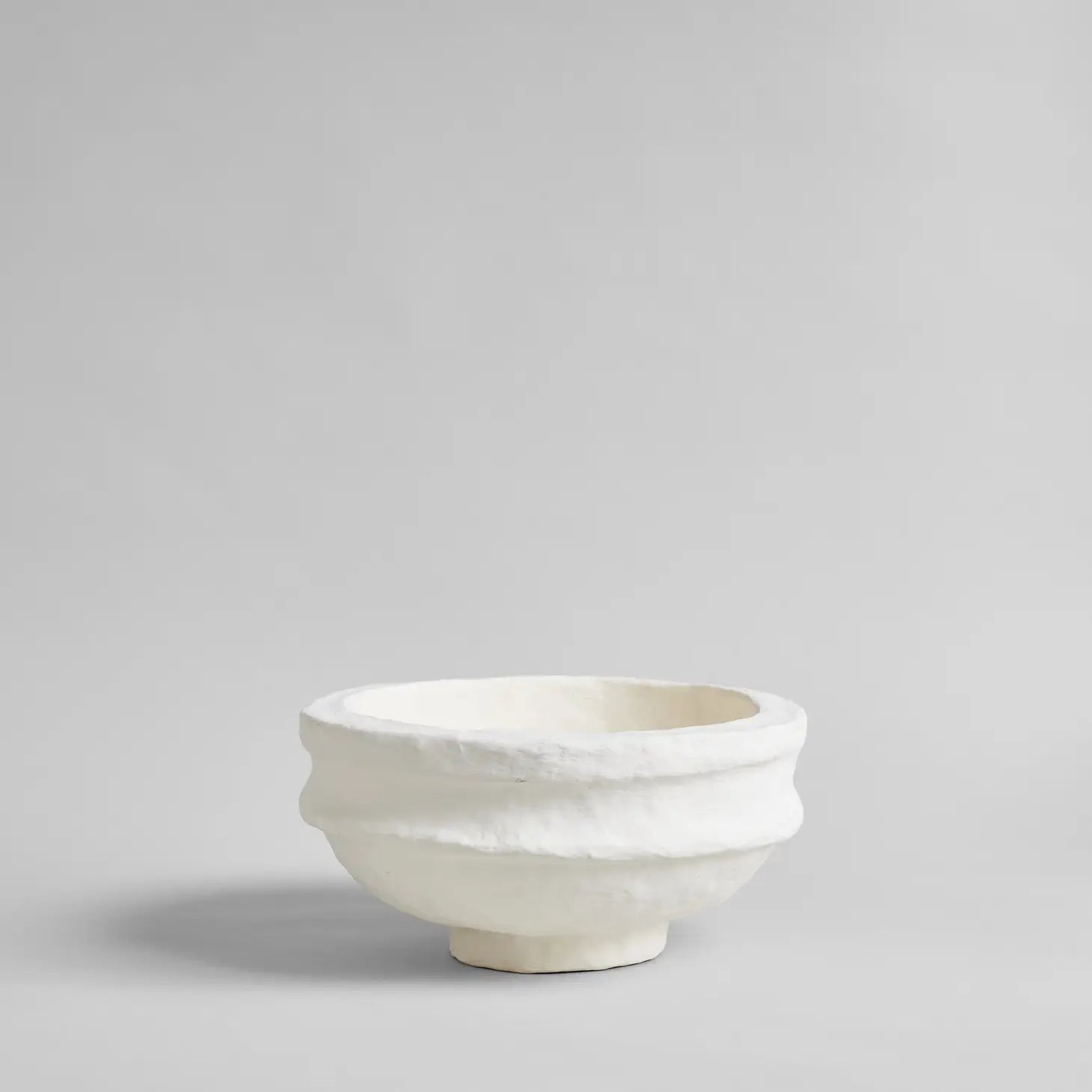 Tazón de papel maché — Escultura artesanal en blanco cálido — ROUCLÊ Maison Contemporaine