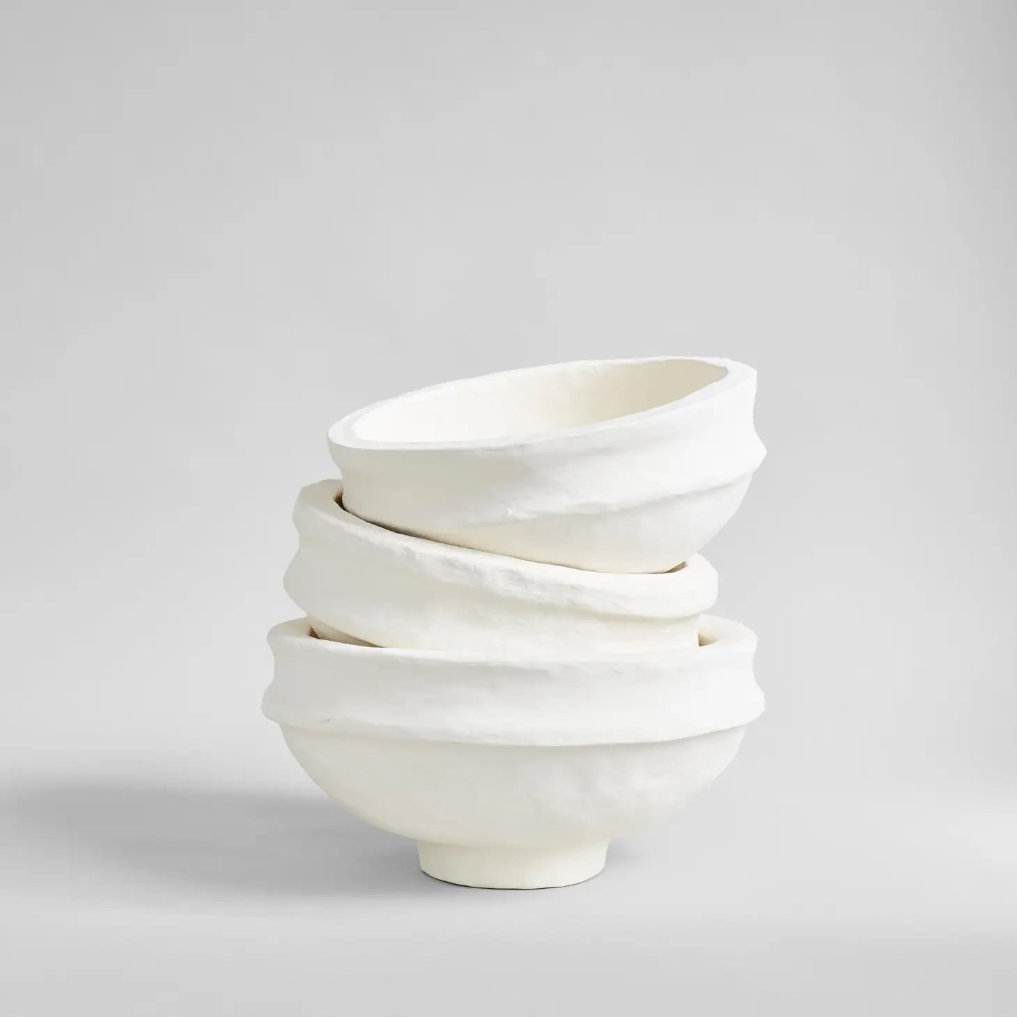 Tazón de papel maché — Escultura artesanal en blanco cálido — ROUCLÊ Maison Contemporaine