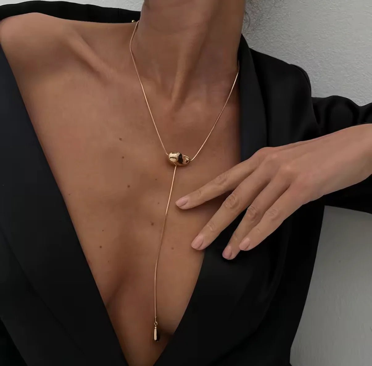 The Knot — Collar en tono dorado con caída escultórica — ROUCLÊ Maison Contemporaine